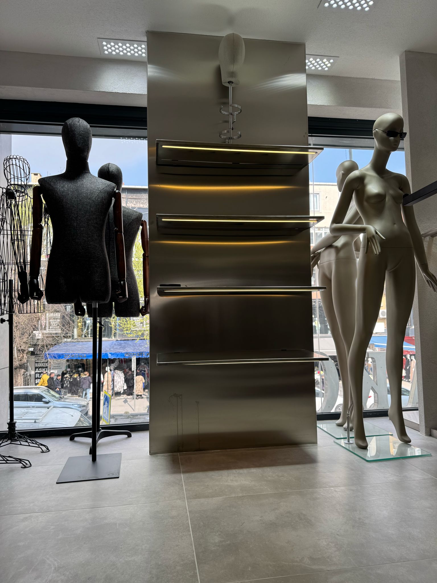 Arako Mağazacılık Mağaza İçi Mankenler ve Tasarım